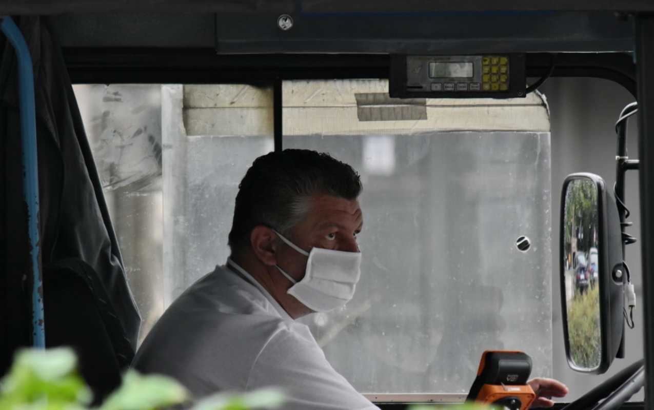 Imagen de archivo de un conductor de autobús con mascarilla.