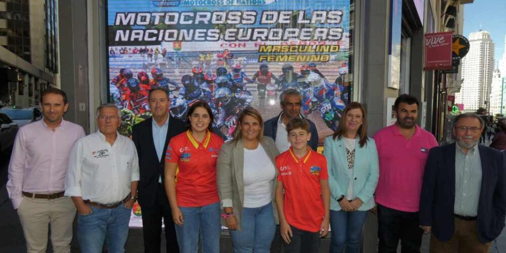 Foto de familia en la presentación del Campeonato de motocross de las Naciones Europeas en Talavera.