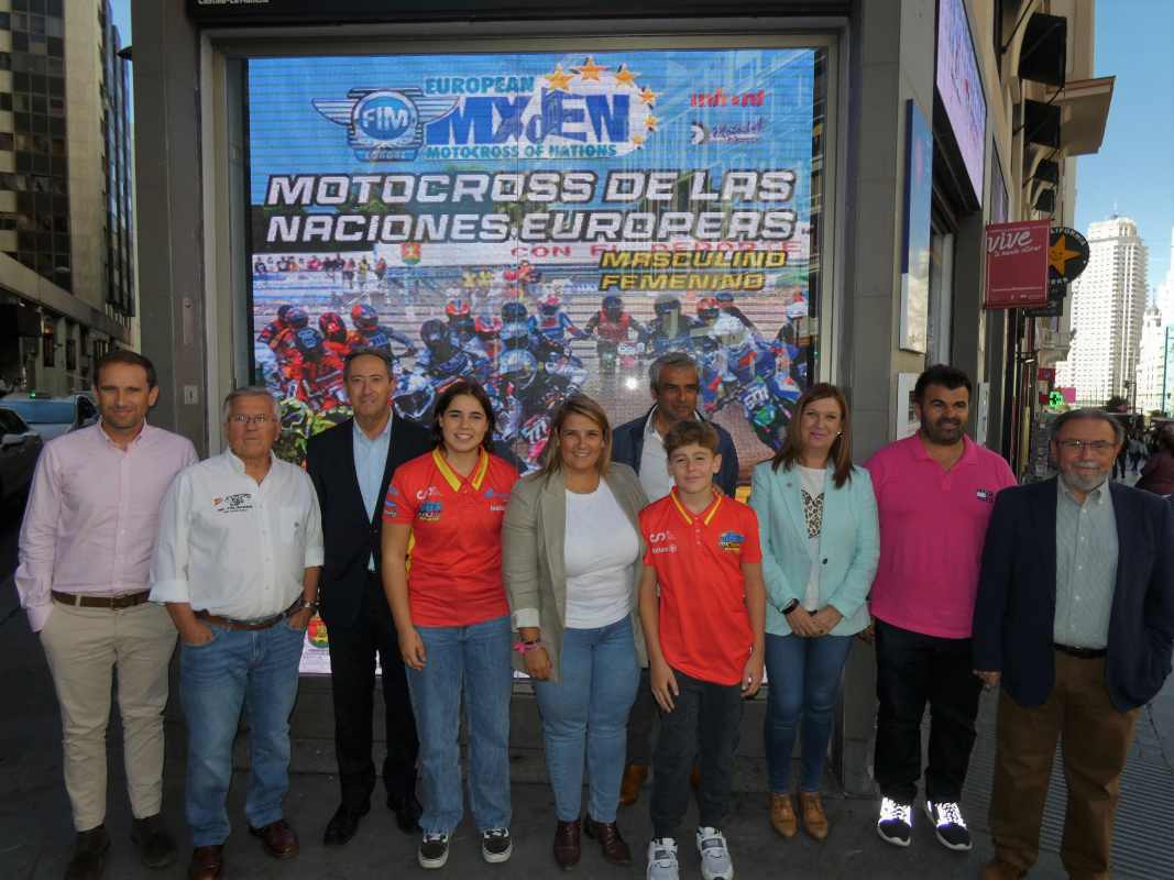 Foto de familia en la presentación del Campeonato de motocross de las Naciones Europeas en Talavera.