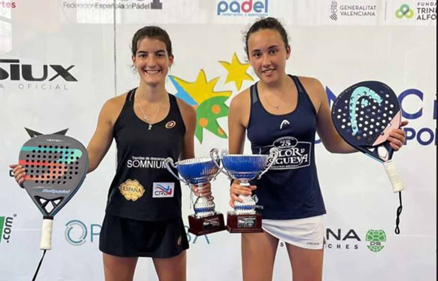 Noemí Aguilar (izquierda) y Andrea Ustero, posando con su copa de subcampeonas de España.