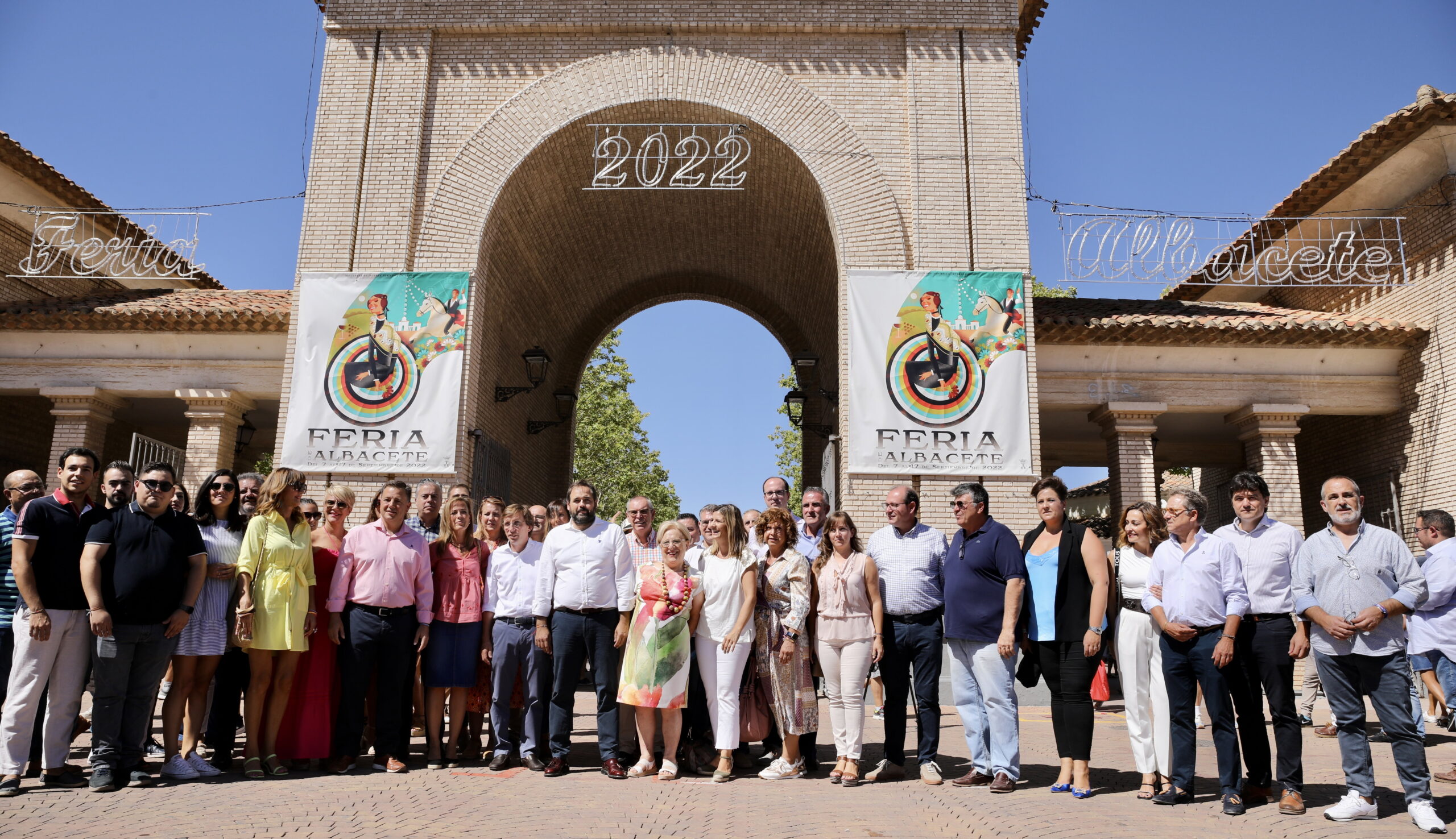 Almeida y Núñez, junto a un grupo de afiliados en el Ferial de Albacete.