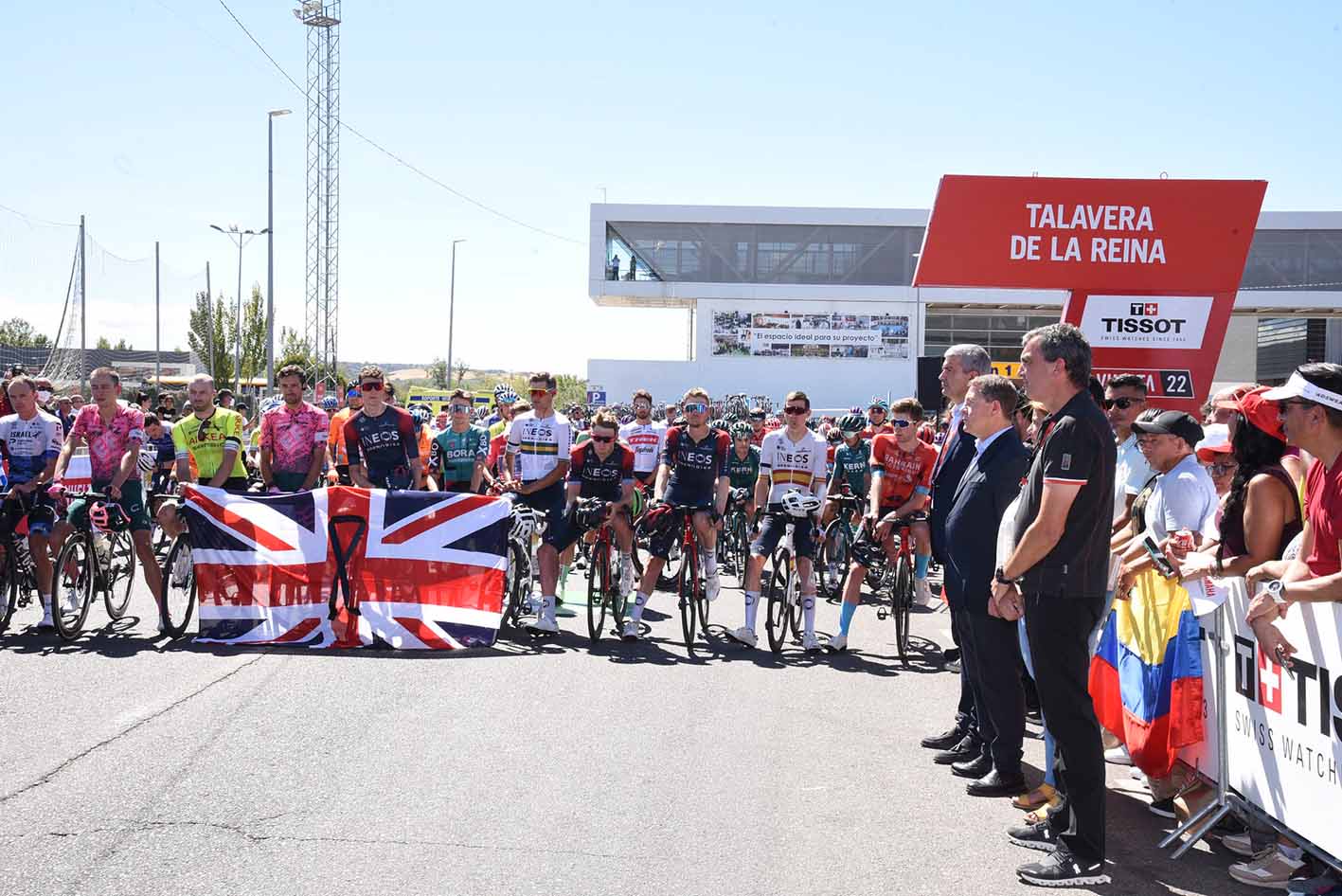 Antes de la salida de la Vuelta en Talavera, en la que se veía una bandera de Gran Bretaña en homenaje a la reina Isabel II.