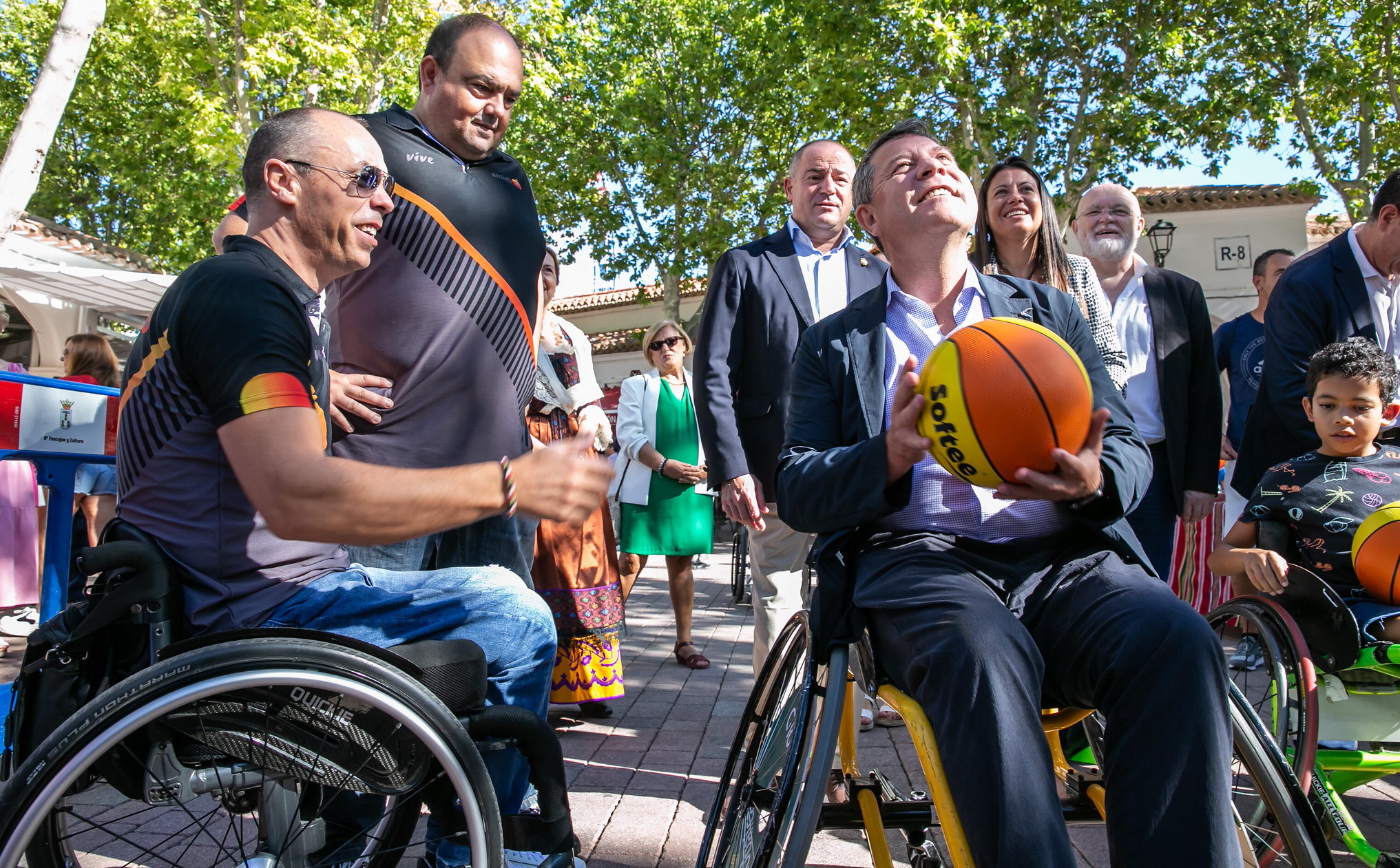Page, intentando jugar al baloncesto en silla de ruedas, durante su visita de hoy a la Feria de Albacete.