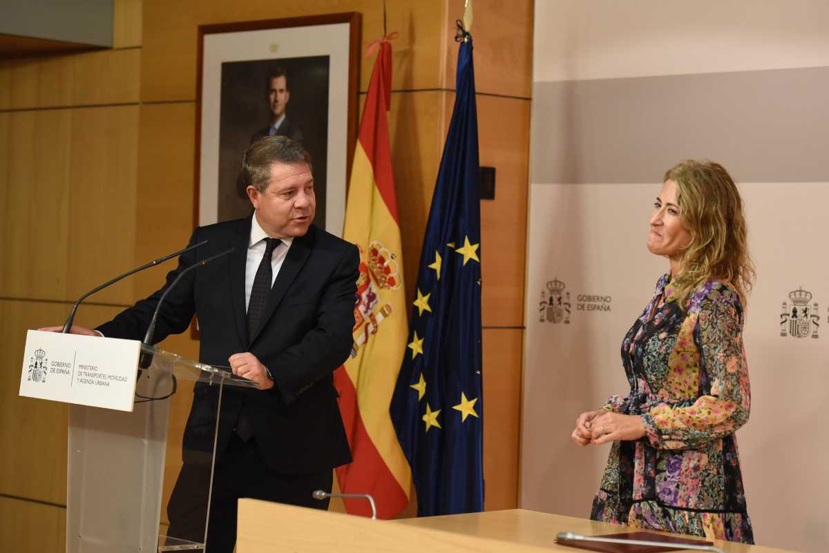 El presidente de Castilla-La Mancha, Emiliano García-Page, y la ministra de Transporte, Raquel Sánchez.