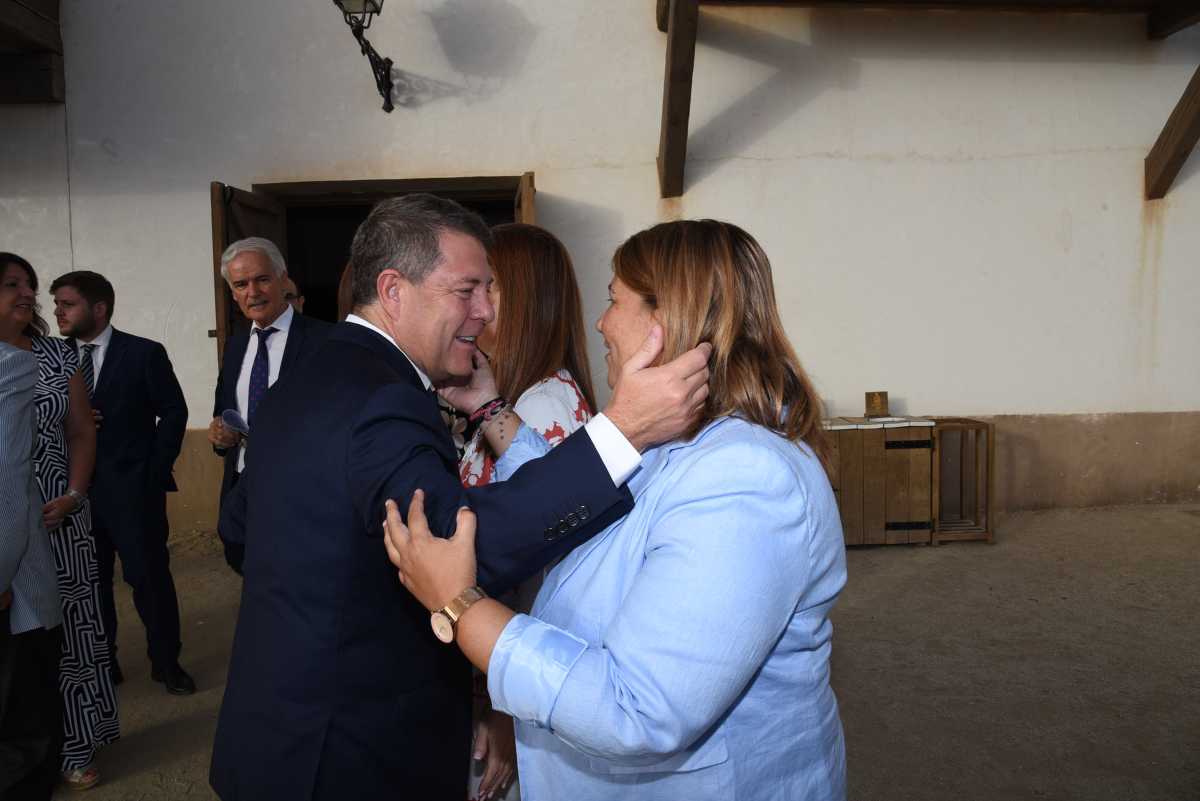 El presidente de Castilla-La Mancha, Emiliano García-Page. y la alcaldesa de Talavera, Tita García Élez.