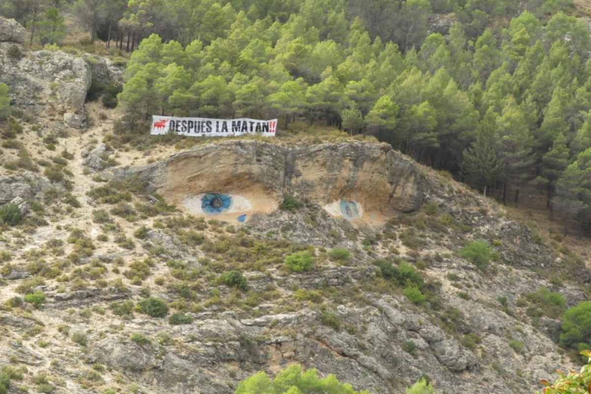 pancarta-ojos-mora-antitaurina-cuenca