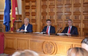 Álvaro Gutiérrez (derecha), junto a Fernando Muñoz (vicepresidente), durante el Pleno de la Diputación.