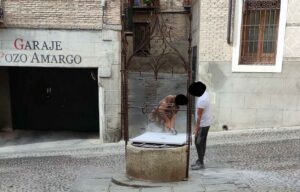 El Pozo Amargo siendo utilizado como soporte para cortar con una radial.