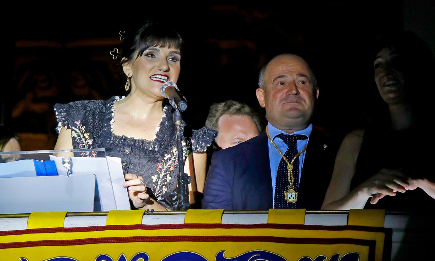 La artista albaceteña María Rozalén y el alcalde, Emilio Sáez, durante el pregón de la Feria de Albacete 2022.