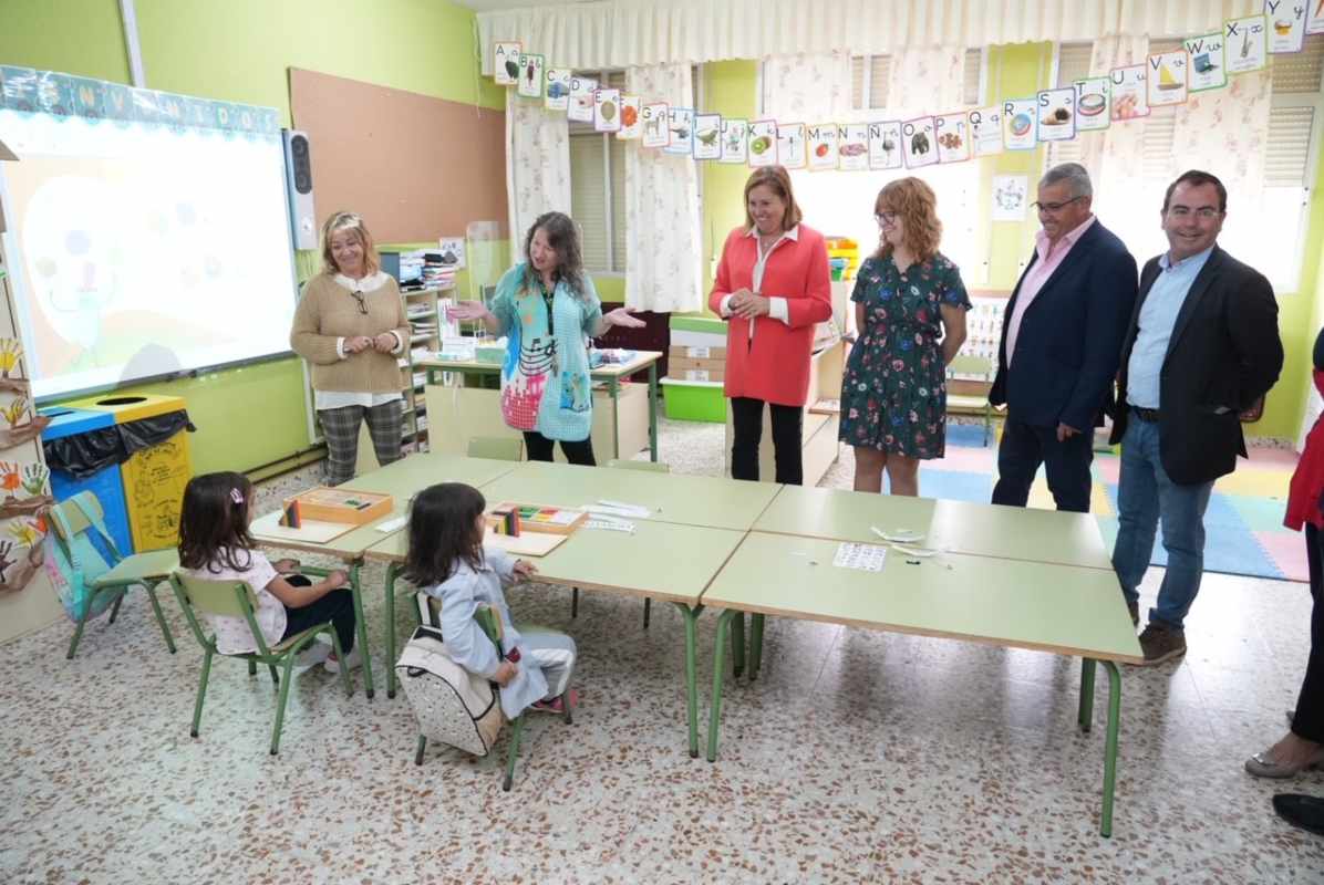 La visita de Rosana Rodríguez al CEIP ‘Inmaculada Concepción’ de Escalona.