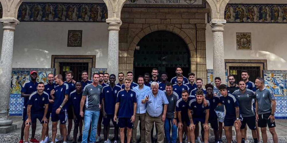 La "familia" del Talavera, el día del ofrecimiento a la Virgen del Prado.