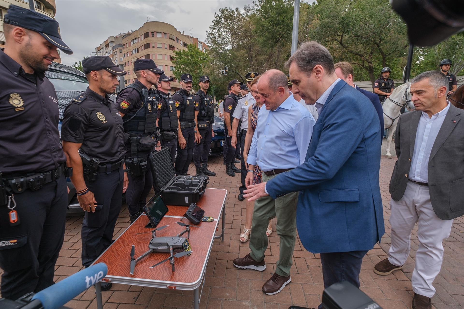 El delegado del Gobierno en la región, Francisco Tierraseca, visita el dispositivo de seguridad establecido para la Feria de Albacete.