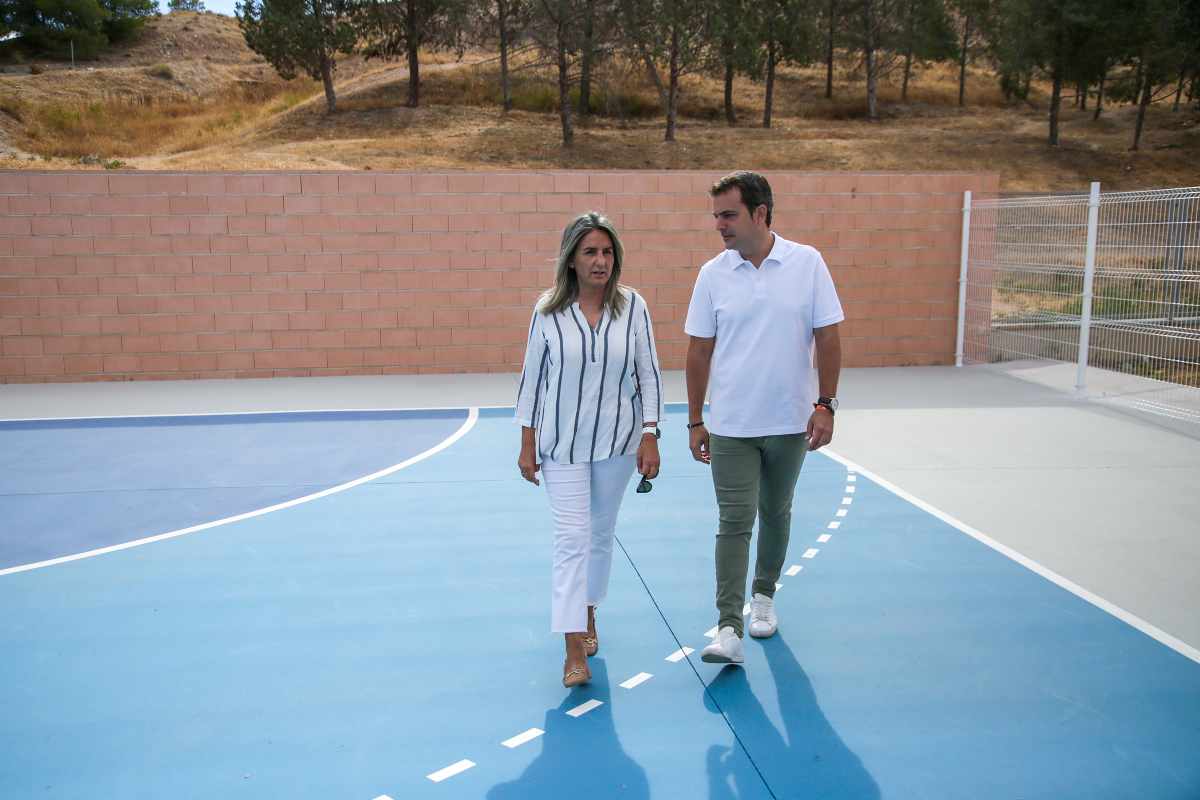 MIlagros Tolón y Pablo García, visitando la pista deportiva.