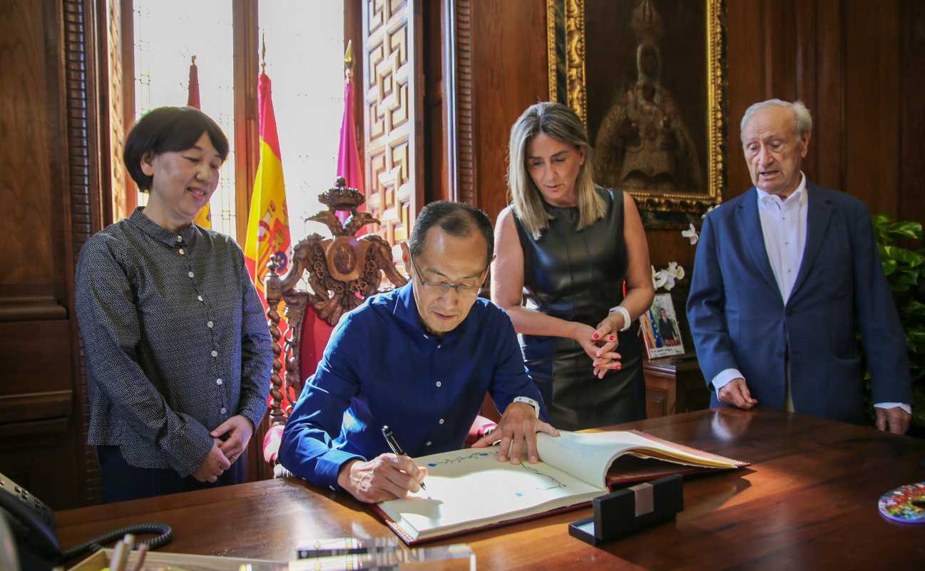 Shin'ya Yamanaka firmando en el libro de visitas del Ayuntamiento de Toledo.