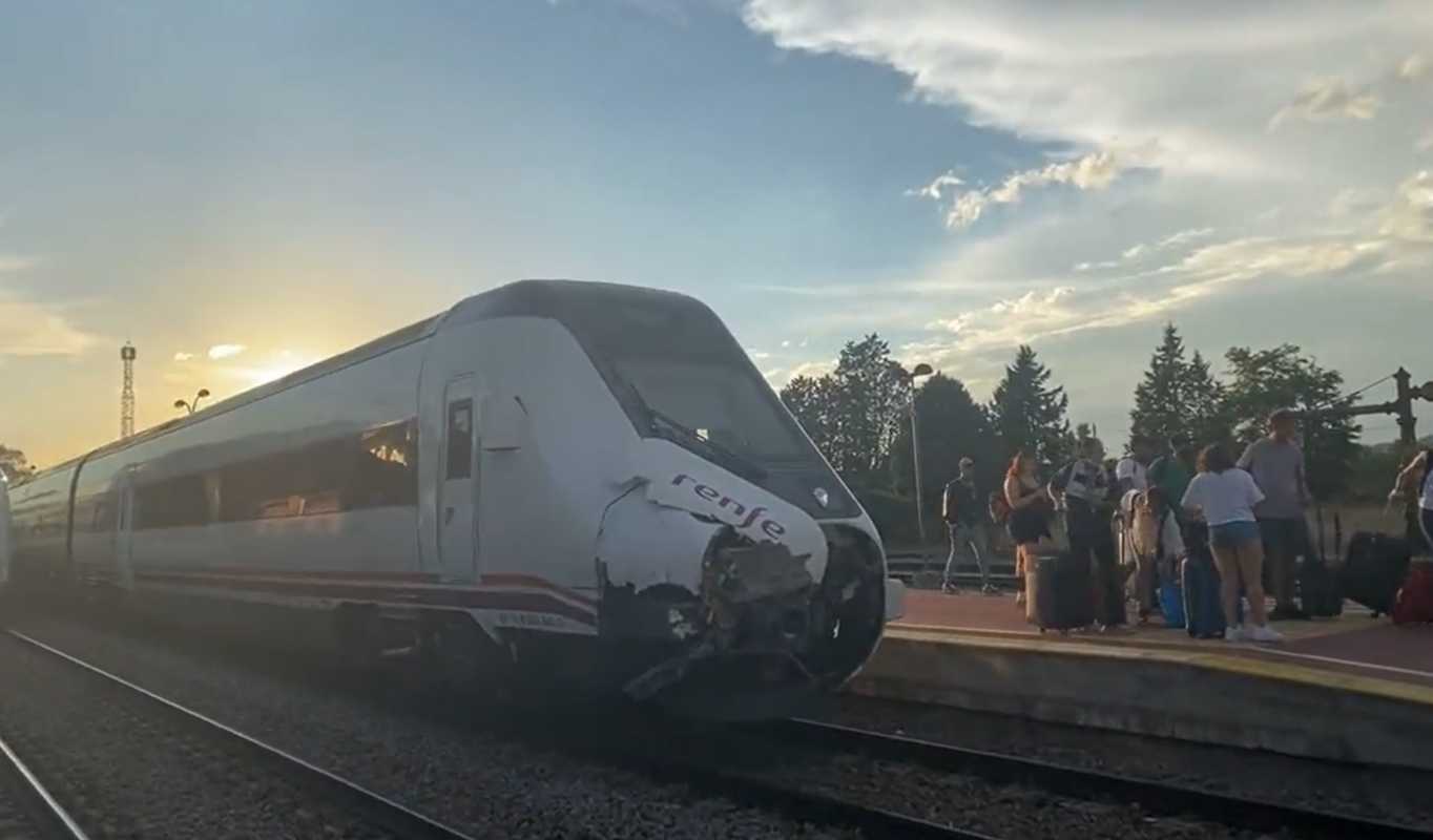 Así quedó el tren tras el choque con un camión en Talavera.