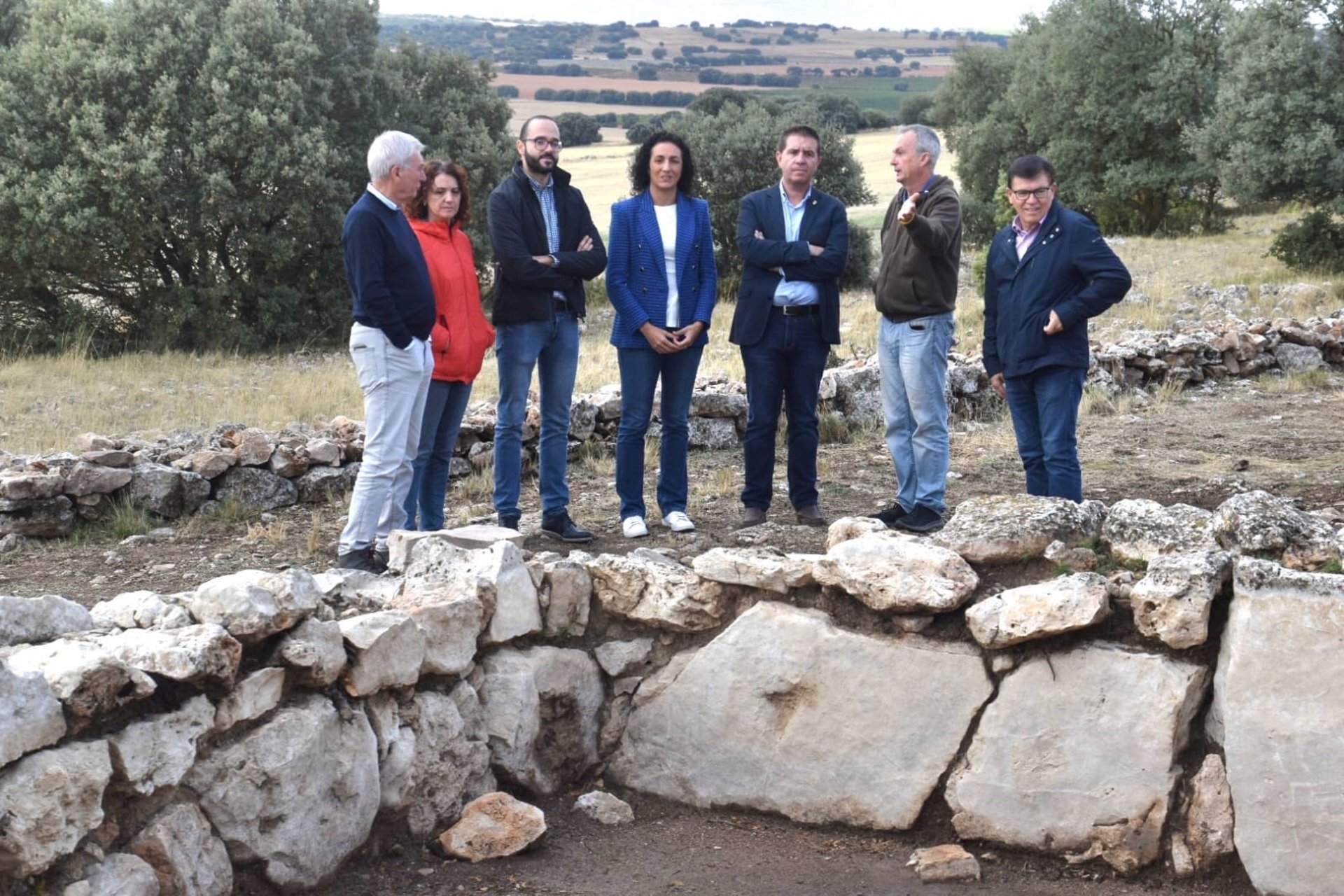 Visita del presidente de la Diputación de Albacete, Santiago Cabañero, al yacimiento de Higueruela.