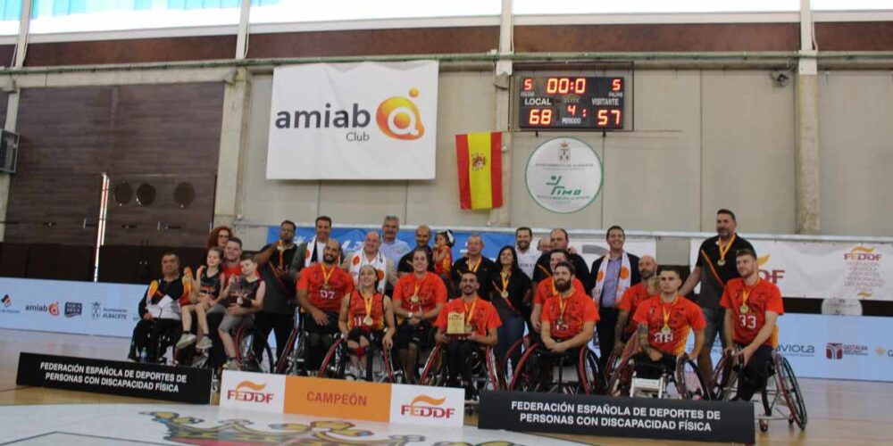 Carlos Yuste, posando con el campeón de la Supercopa de España, el BSR Amiab Albacete.