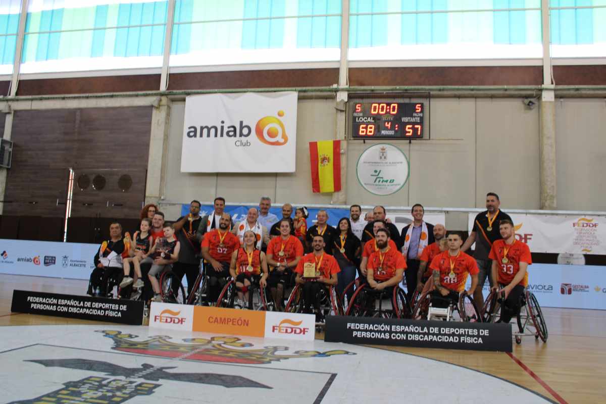 Carlos Yuste, posando con el campeón de la Supercopa de España, el BSR Amiab Albacete.
