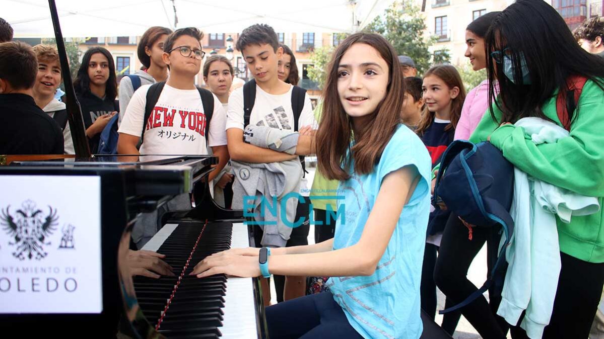 Algunos de los jóvenes que han querido participar en la jornada "Pianos en la calle", en Toledo. Foto: Sara M. Trevejo.