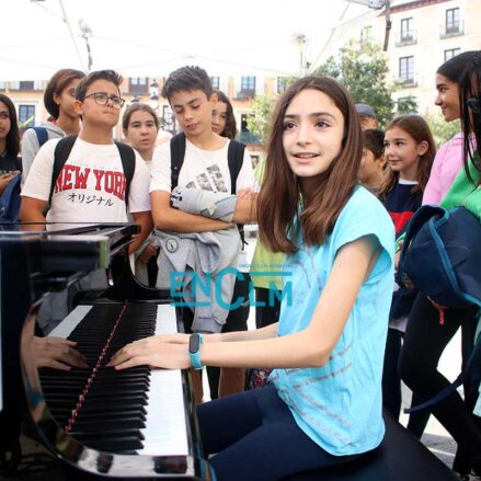 Algunos de los jóvenes que han querido participar en la jornada "Pianos en la calle", en Toledo. Foto: Sara M. Trevejo.