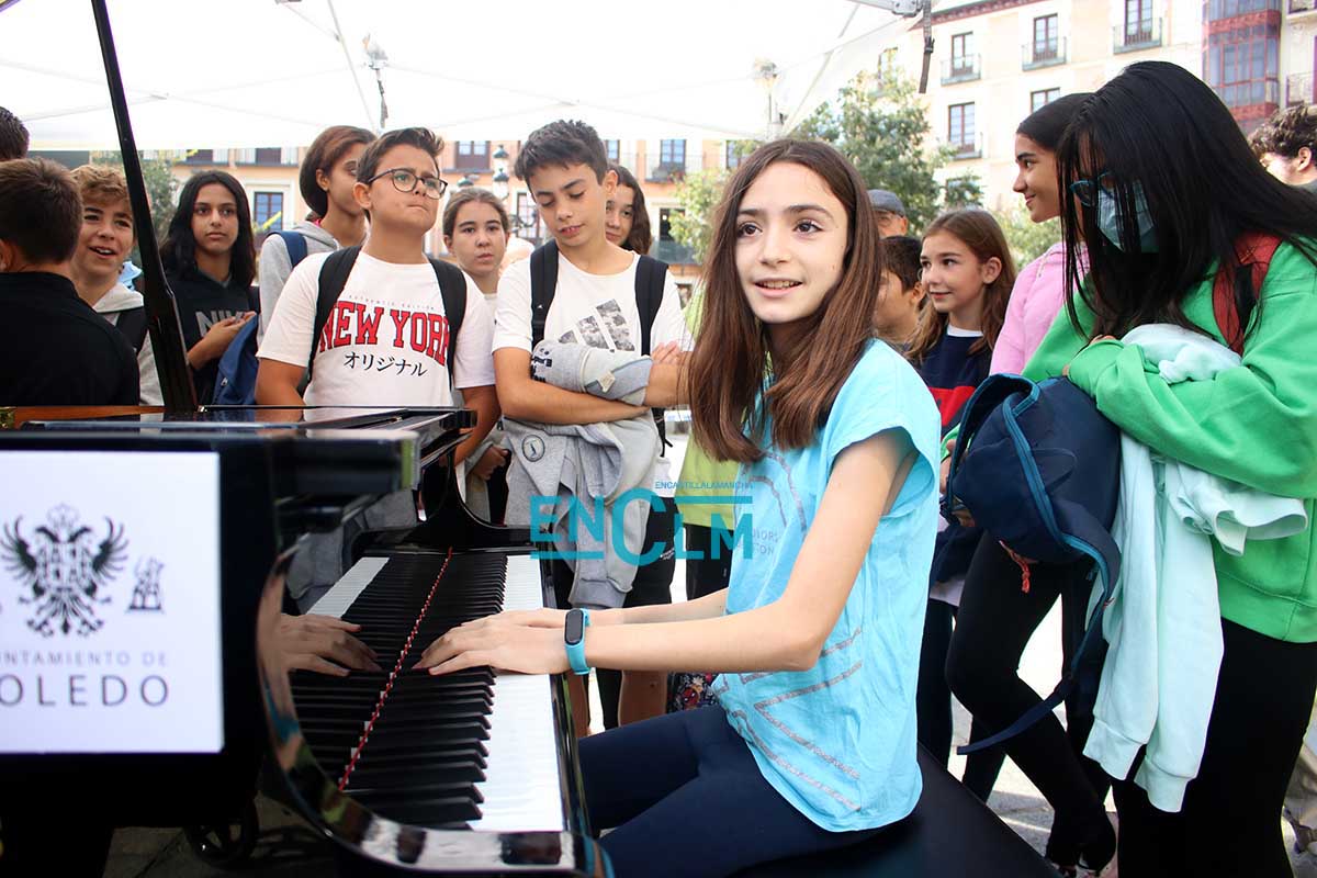 Algunos de los jóvenes que han querido participar en la jornada "Pianos en la calle", en Toledo. Foto: Sara M. Trevejo.