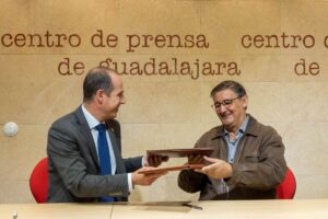 Alberto Rojo, alcalde de Guadalajara firma con "Gentes de Guadalajara"