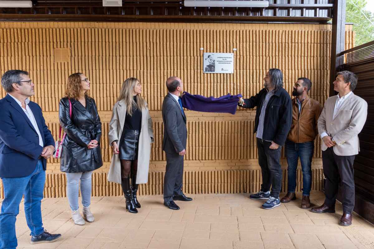 Descubrimiento de placa conmemorativa en la inauguración del auditorio Pedro Díaz de Guadalajara