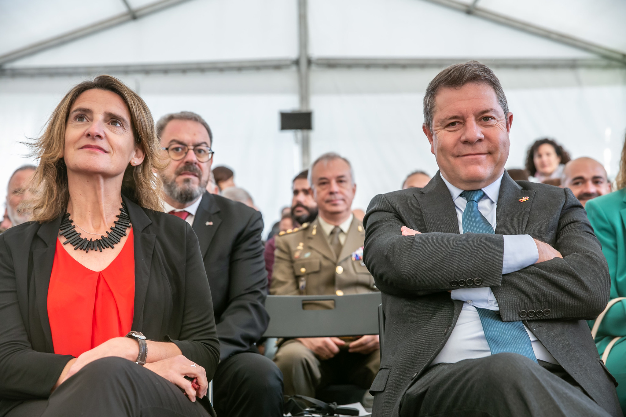 El presidente de Castilla-La Mancha, Emiliano García-Page, junto con la vicepresidenta del Gobierno y ministra para la Transición Ecológica, Teresa Ribera, en la primera piedra de la fábrica de Cummins en Guadalajara.