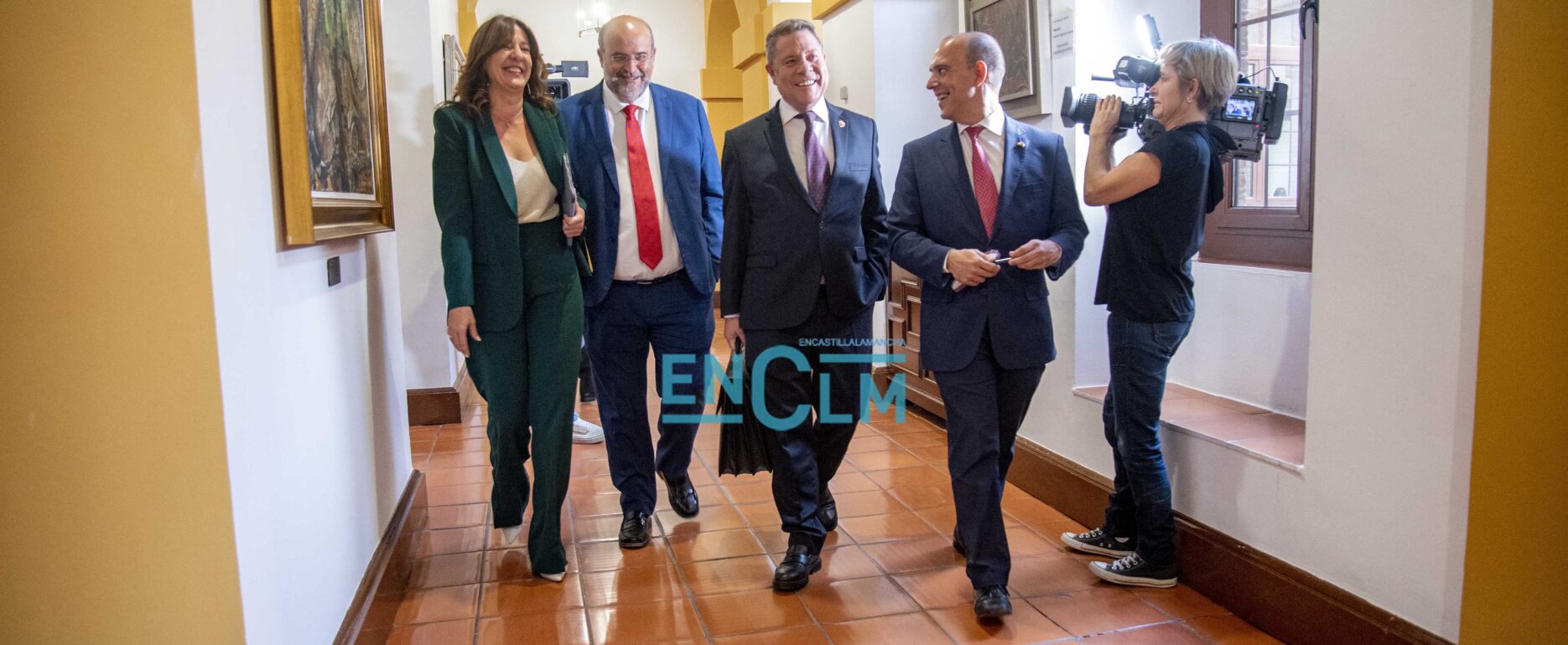 Page, junto a la portavoz del Gobierno, Blanca Fernández; el vicepresidente de CLM, José Luis Martínez Guijarro; y el presidente de las Cortes de CLM, Pablo Bellido. Foto: Rebeca Arango.