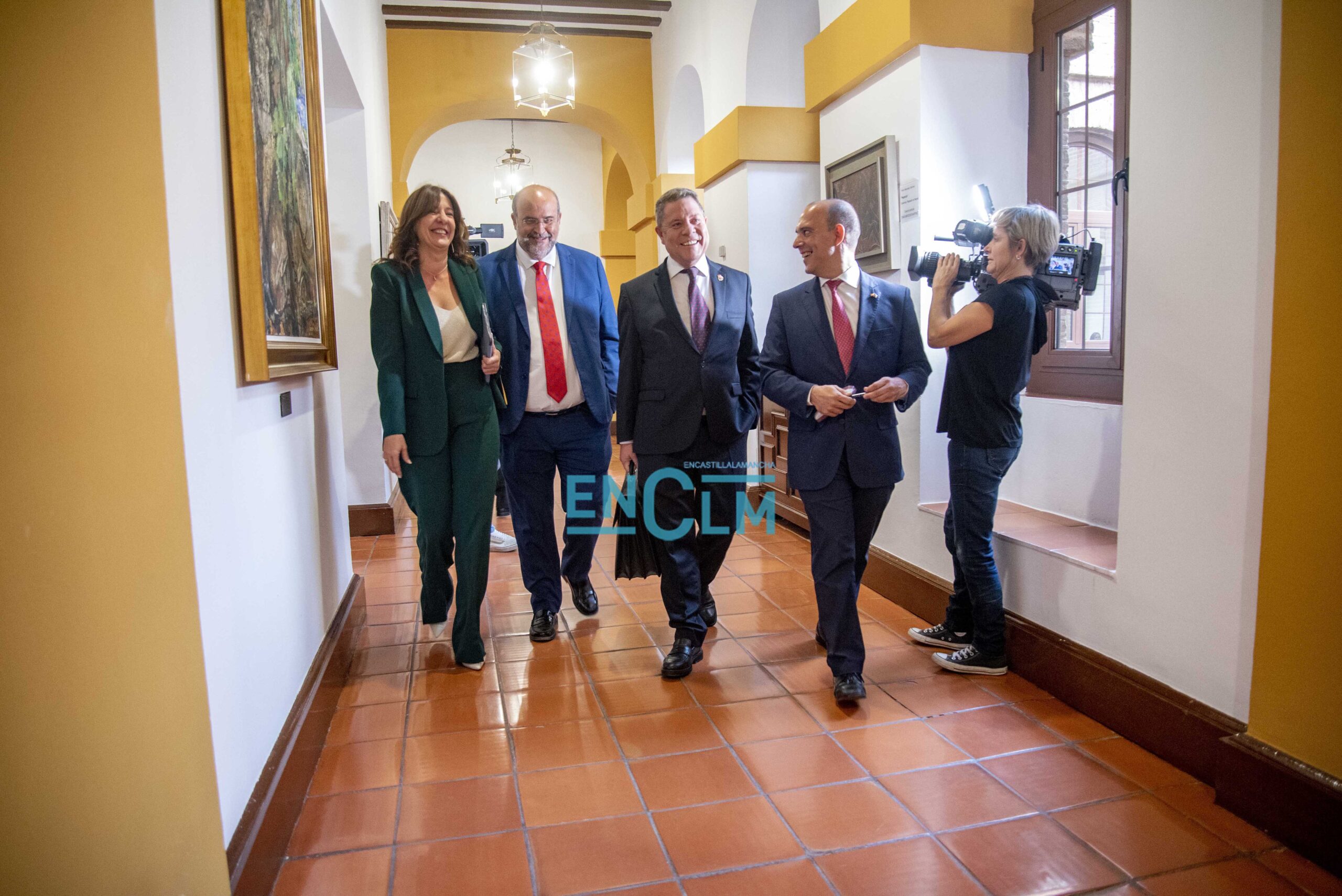 Page, junto a la portavoz del Gobierno, Blanca Fernández; el vicepresidente de CLM, José Luis Martínez Guijarro; y el presidente de las Cortes de CLM, Pablo Bellido. Foto: Rebeca Arango.