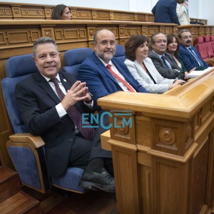 El presidente de Castilla-La Mancha, Emiliano García-Page, en primer plano, junto a su equipo en el Debate Sobre el Estado de la Región. Foto: Rebeca Arango.