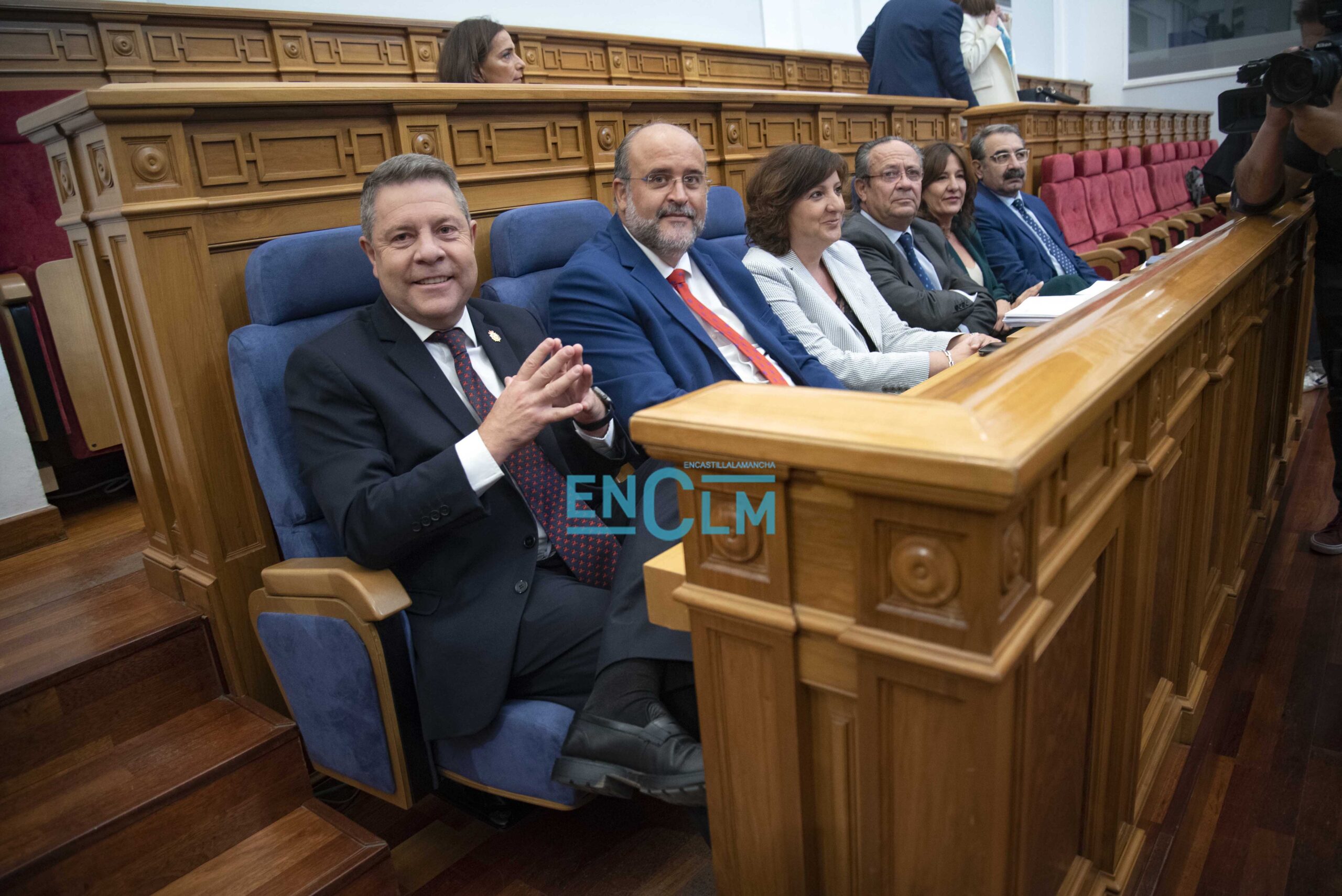 El presidente de Castilla-La Mancha, Emiliano García-Page, en primer plano, junto a su equipo en el Debate Sobre el Estado de la Región. Foto: Rebeca Arango.