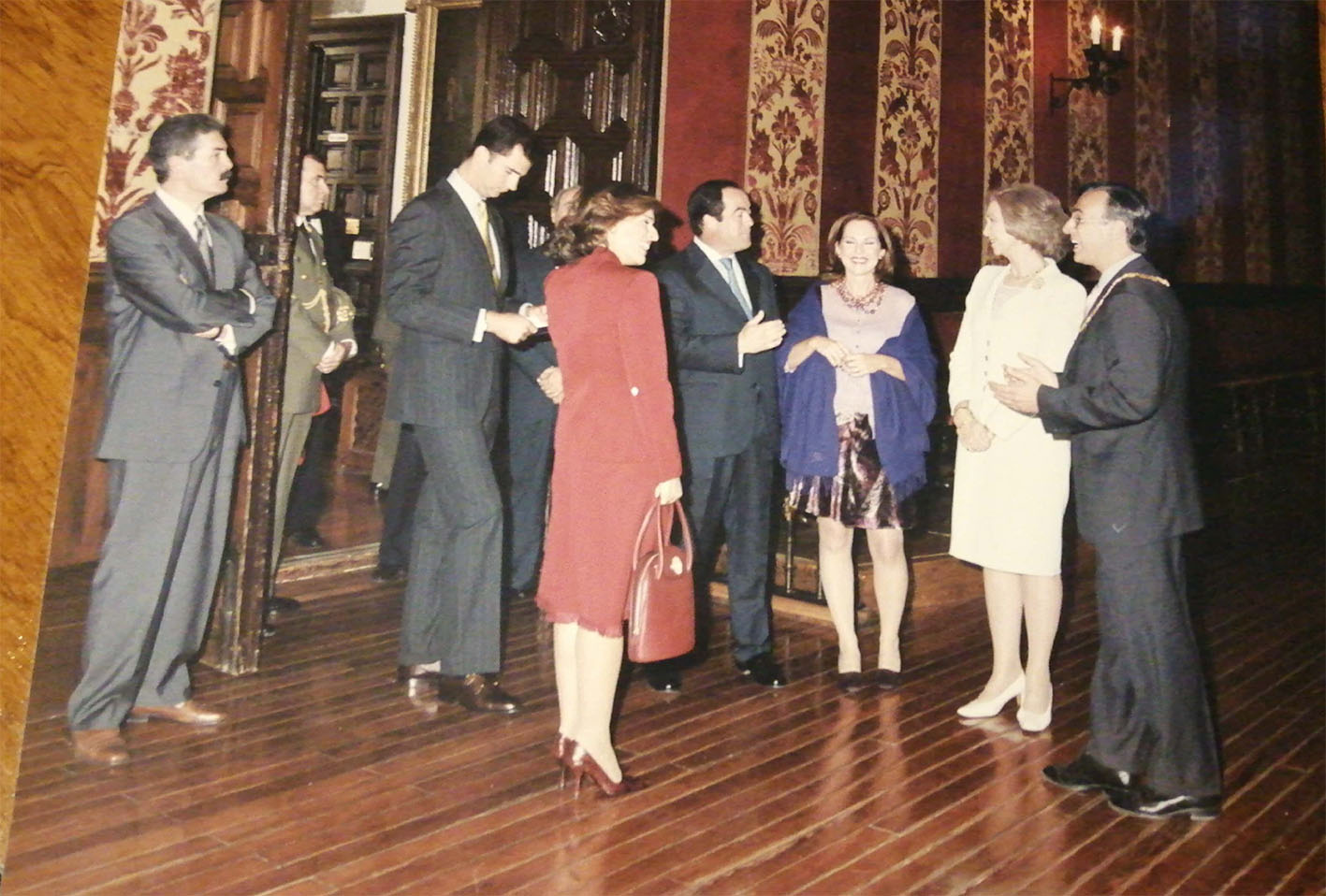 Domingo Ortega, a la izquierda, en segunda fila, en una visita del entonces Príncipe de Asturias, la reina Sofía… Archivo de Domingo Ortega.