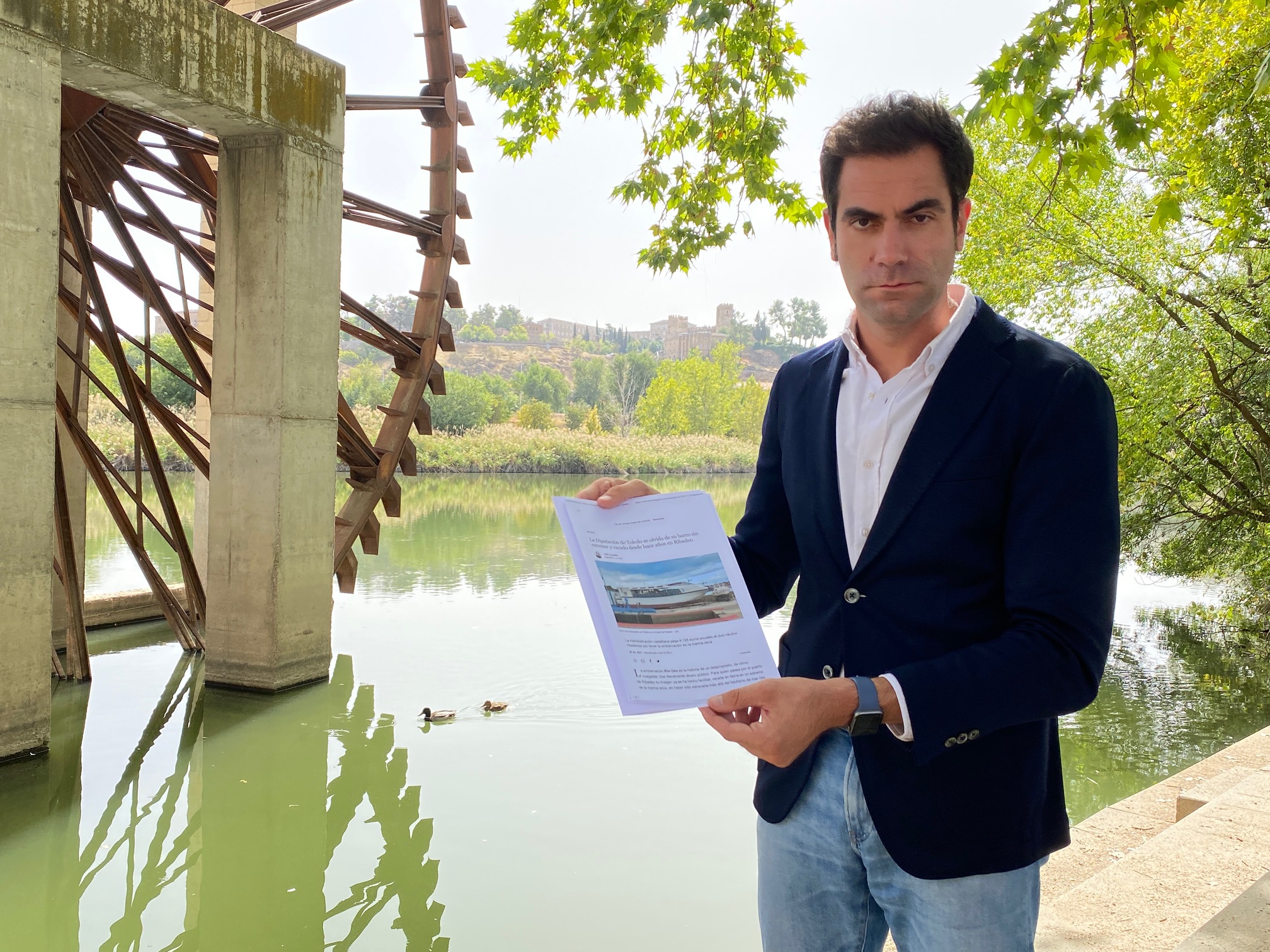 Julio Comendador, mostrando un artículo de prensa sobre el barco.