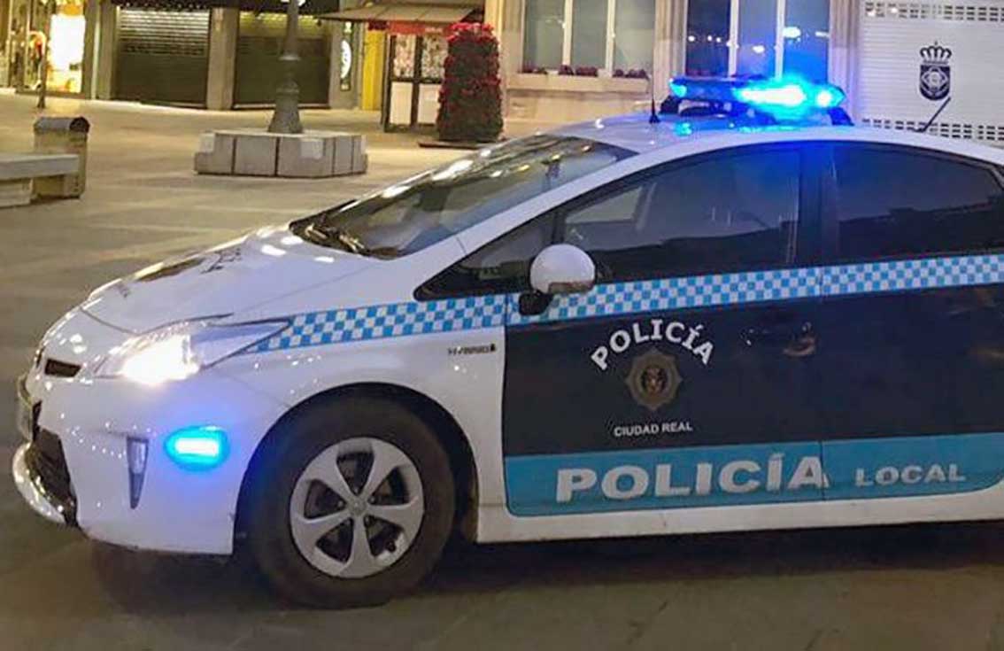 Coche de la Policía Local e Ciudad Real que ha etenido a un hombre por intentar agredir a otro con una barra de hierro