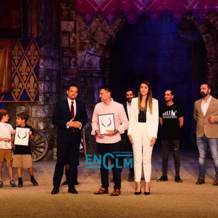 Fran Martínez recogiendo el premio "Con Raíces". Fotos: Ainhoa Aranda/Gema Módenes.