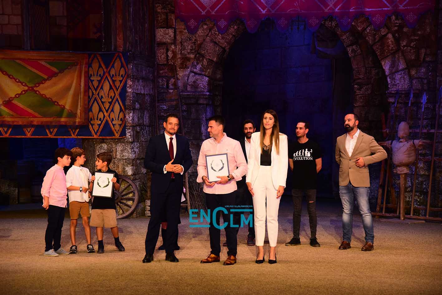 Fran Martínez recogiendo el premio "Con Raíces". Fotos: Ainhoa Aranda/Gema Módenes.