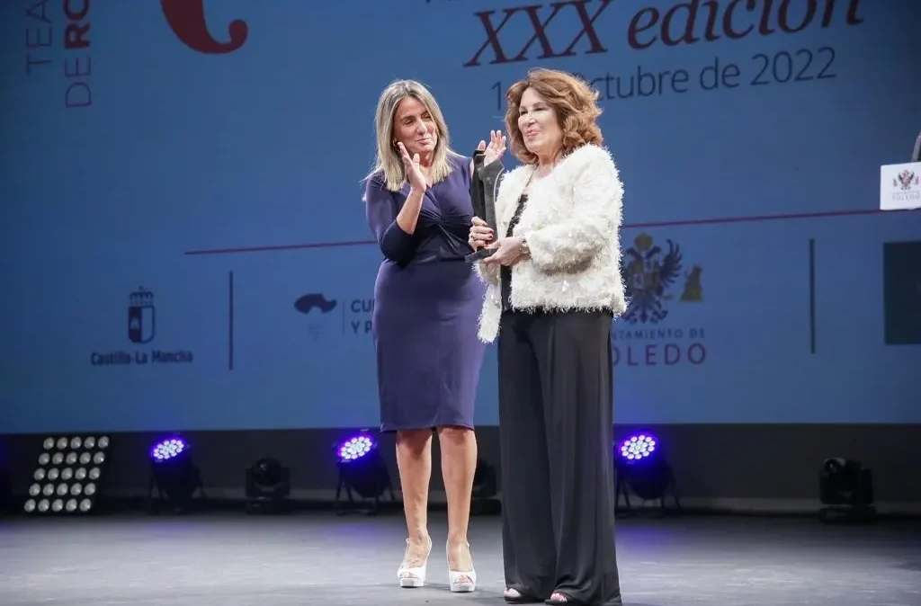 Premios del Teatro de Rojas, Milagros Tolón entrega el reconocimiento a María José Goyanes