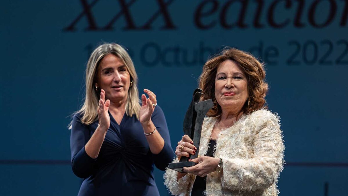 María José Goyanes recibió, de manos de Milagros Tolón, el reconocimiento a la Mejor Interpretación Femenina