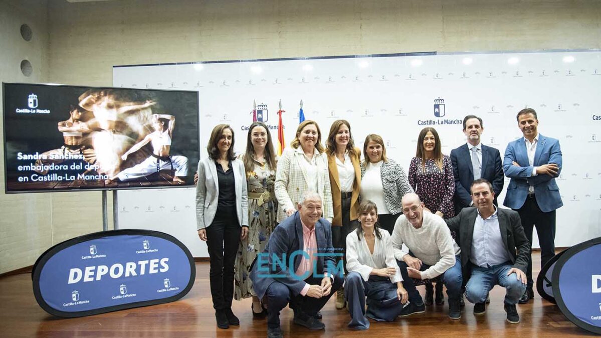 Foto de familia del acto oficial del nombramiento de Sandra Sánchez como embajadora del deporte en CLM. Foto: Rebeca Arango.