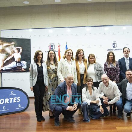 Foto de familia del acto oficial del nombramiento de Sandra Sánchez como embajadora del deporte en CLM. Foto: Rebeca Arango.