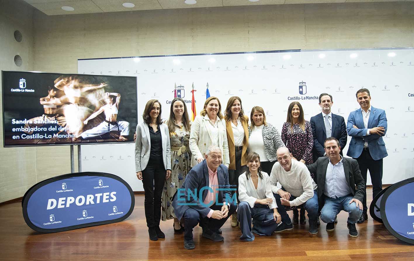 Foto de familia del acto oficial del nombramiento de Sandra Sánchez como embajadora del deporte en CLM. Foto: Rebeca Arango.