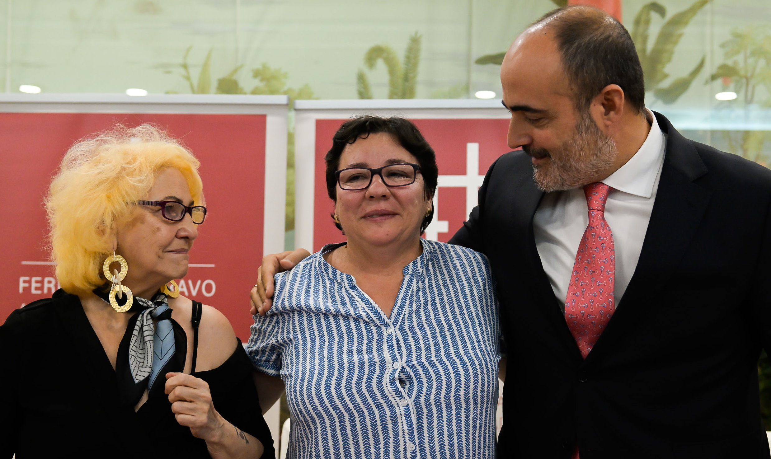 Ascensión Parra, junto a Carmen Flores, del Defensor del Paciente; y al abogado que ha llevado su caso. Foto: EFE / Jesús Monroy.