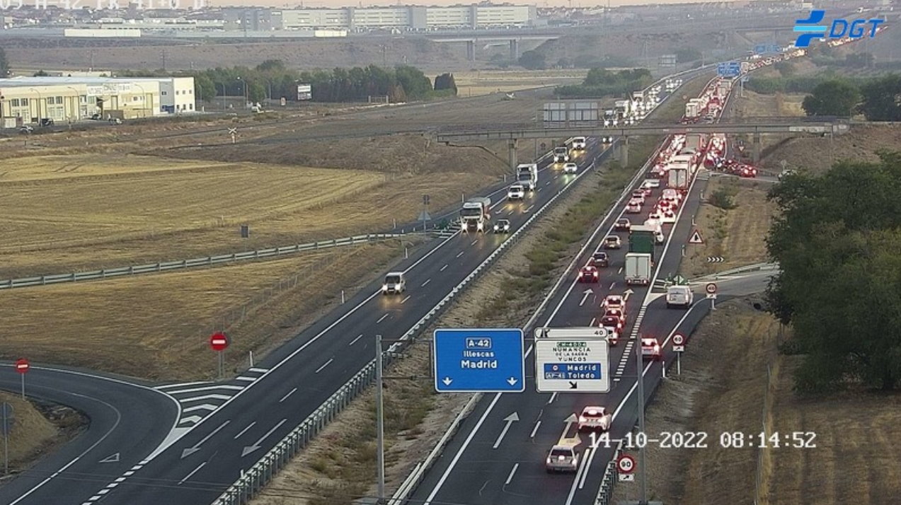 Imagen de la DGT de los atascos producidos por una colisión de cuatro vehículos en la autovía Toledo-Madrid a la altura de Illescas.