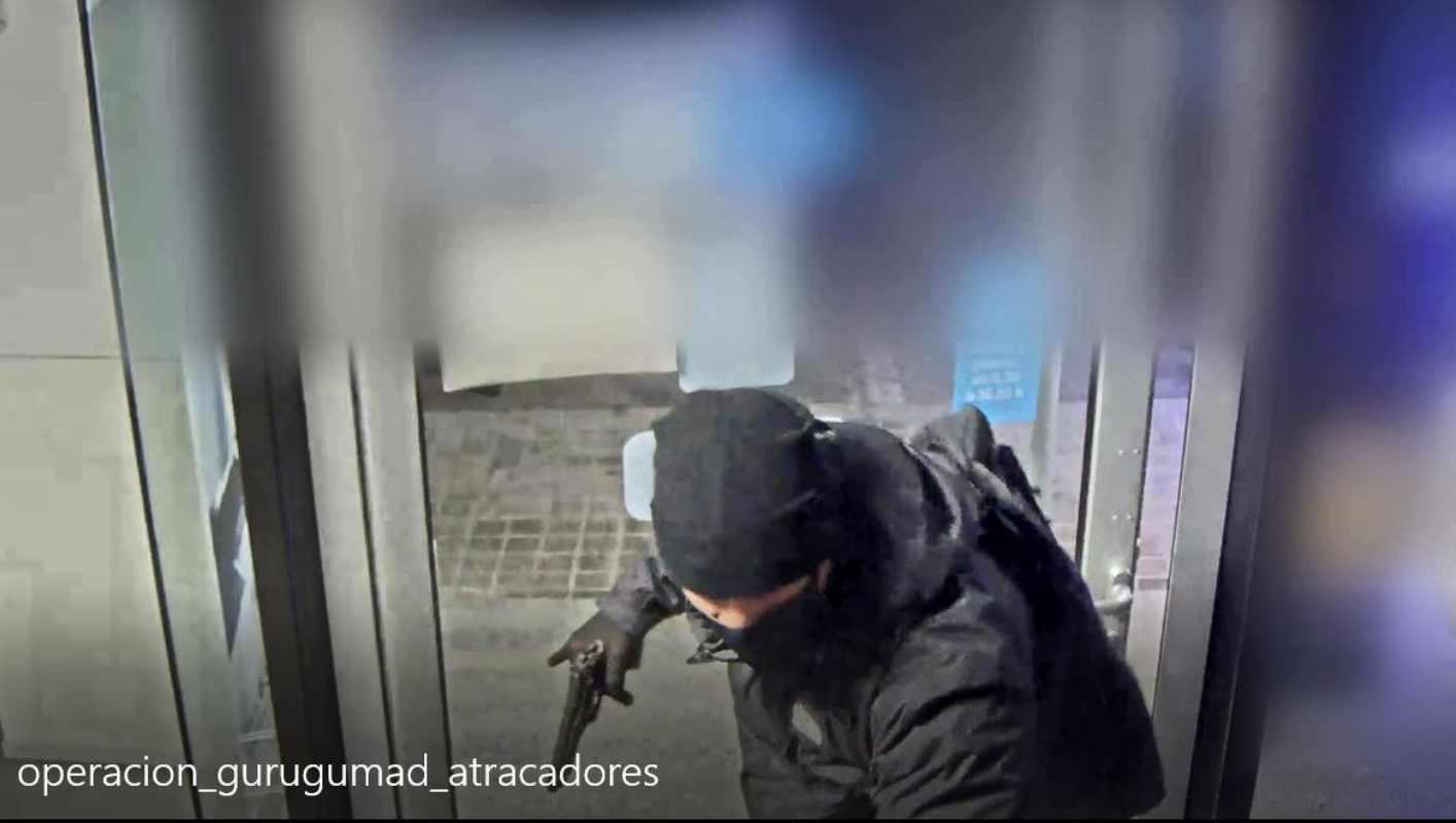 Este es el momento en el que uno de los atracadores entra para robar en un banco.