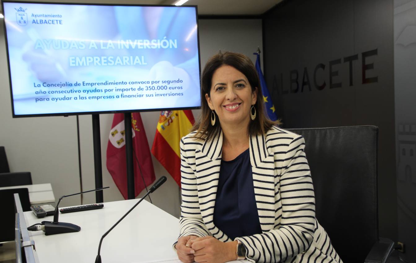 Laura Avellaneda, concejal de Emprendimiento e Innovación, presenta la nueva línea de ayudas del Ayuntamiento de Albacete.