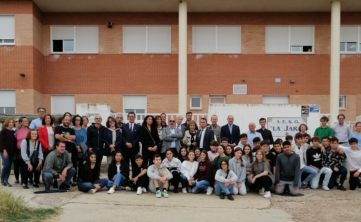 Miembros de la comunidad educativa y social de Belvís se unieron en este homenaje a Fernando Acuña.