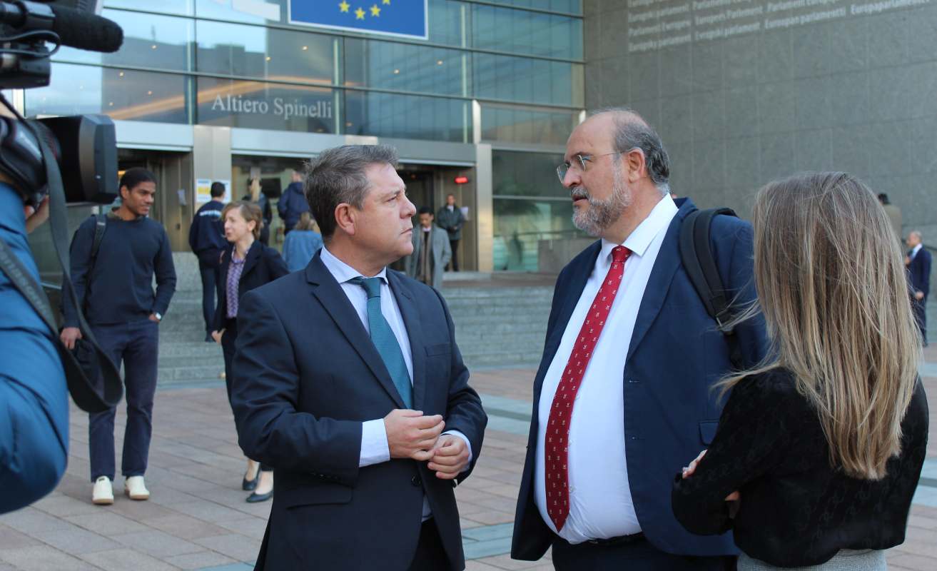 El presidente de Castilla-La Mancha, Emiliano García-Page, junto con el vicepresidente, José Luis Martínez Guijarro.