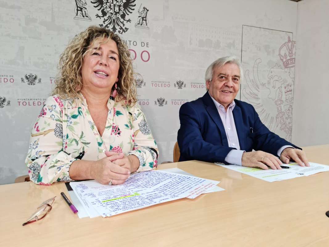 Los concejales Marta Medina y Juan José Pérez del Pino, informando de las condiciones de tráfico para ir al cementerio el 1 de noviembre.