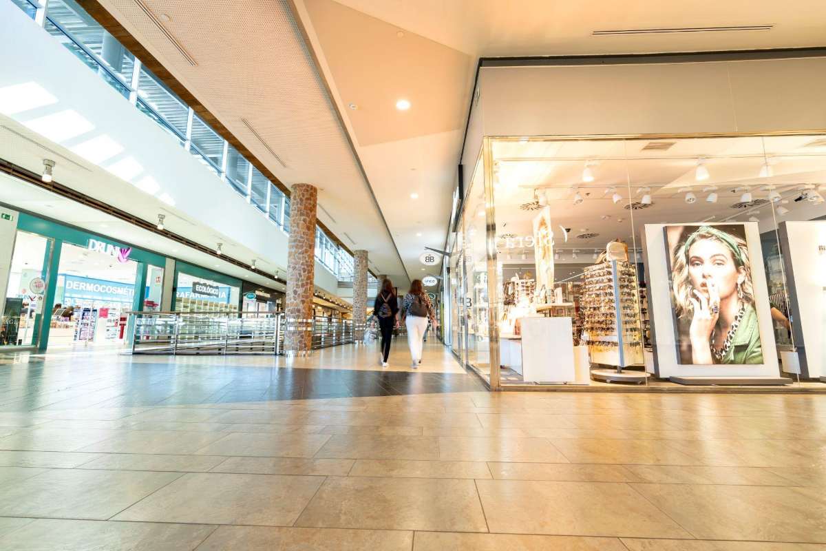 Interior del centro comercial Luz del Tajo, en Toledo.